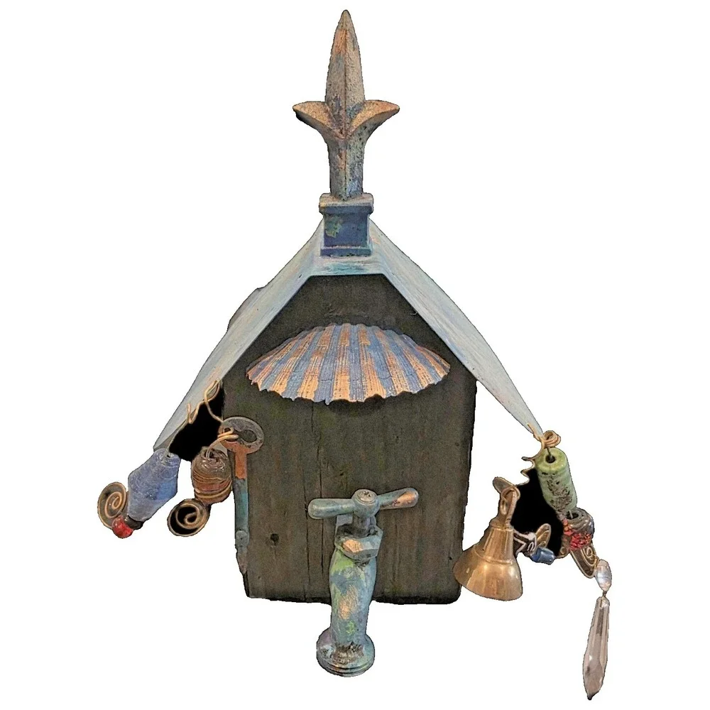 Birdhouse with bobbles